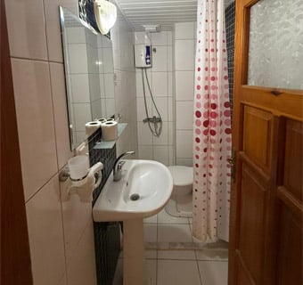 Damlataş Elegant Apart Otel modern banyo alanı