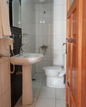 Damlataş Elegant Otel Odası Banyosu Damlataş Elegant Apart Otel otel odası banyosu – modern ve temiz banyo tasarımı