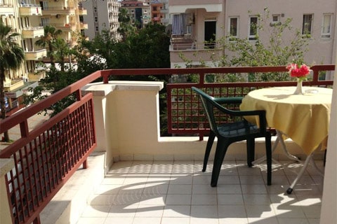 Damlataş Elegant Apart Otel balkon alanı – şehir manzaralı oturma bölümü