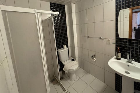 Damlataş Elegant Apart Otel Banyo Damlataş Elegant Apart Otel modern banyo alanı – duş, lavabo ve temiz bir tasarım