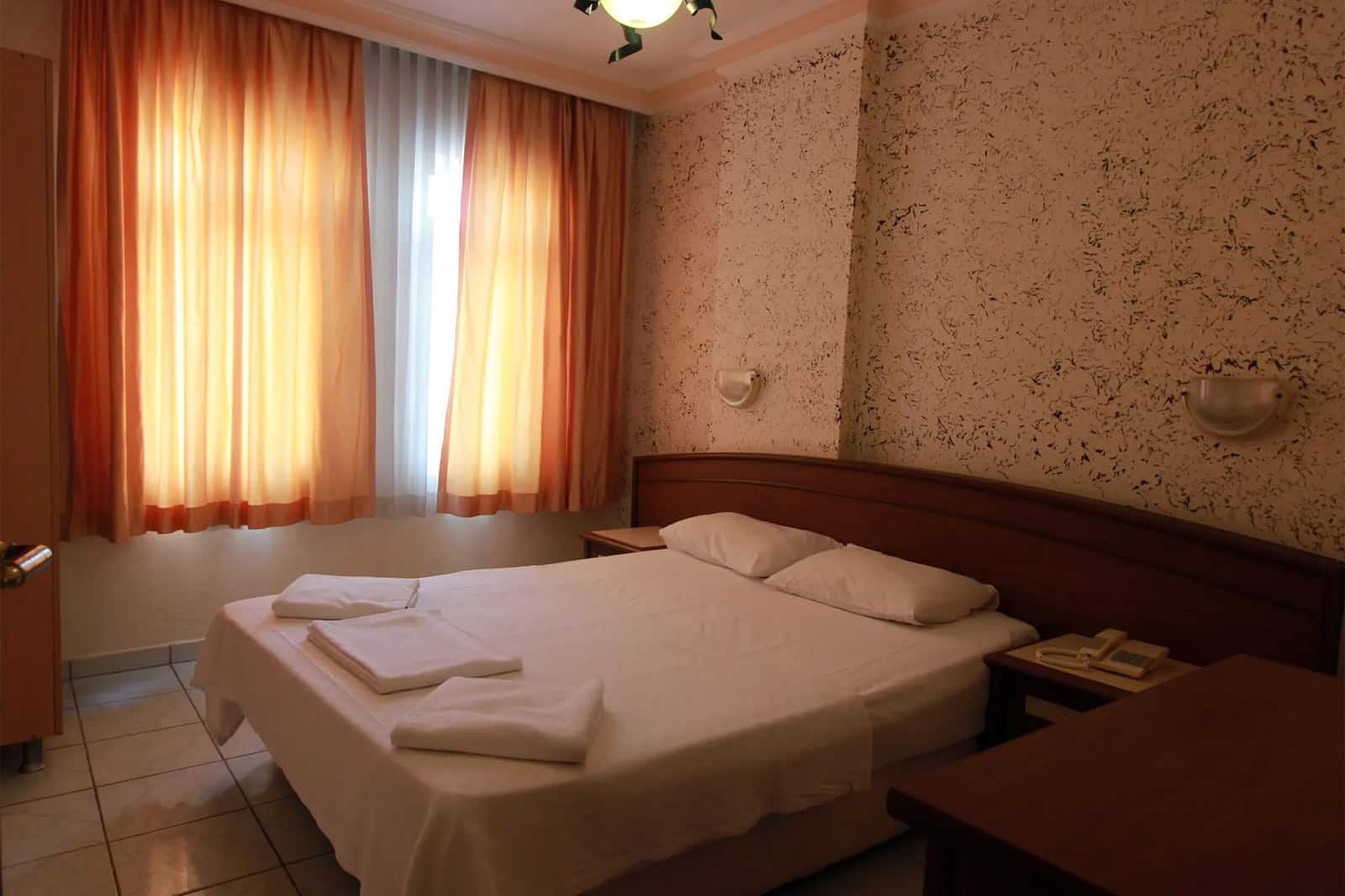 Damlataş Elegant Apart Otel büyük yatak odası – geniş, modern ve konforlu oda görünümü