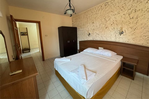 Damlataş Elegant Apart Otel Yatak Odası Damlataş Elegant Apart Otel yatak odası – çift kişilik yatak ve modern oda düzeni