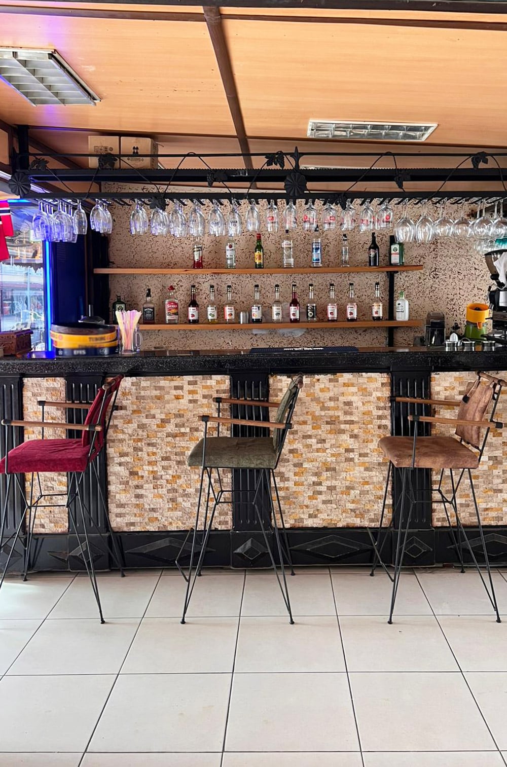 Damlataş Elegant Baronessa Apart Otel'in misafirlerine özel, şık ve modern tasarımlı bar alanı