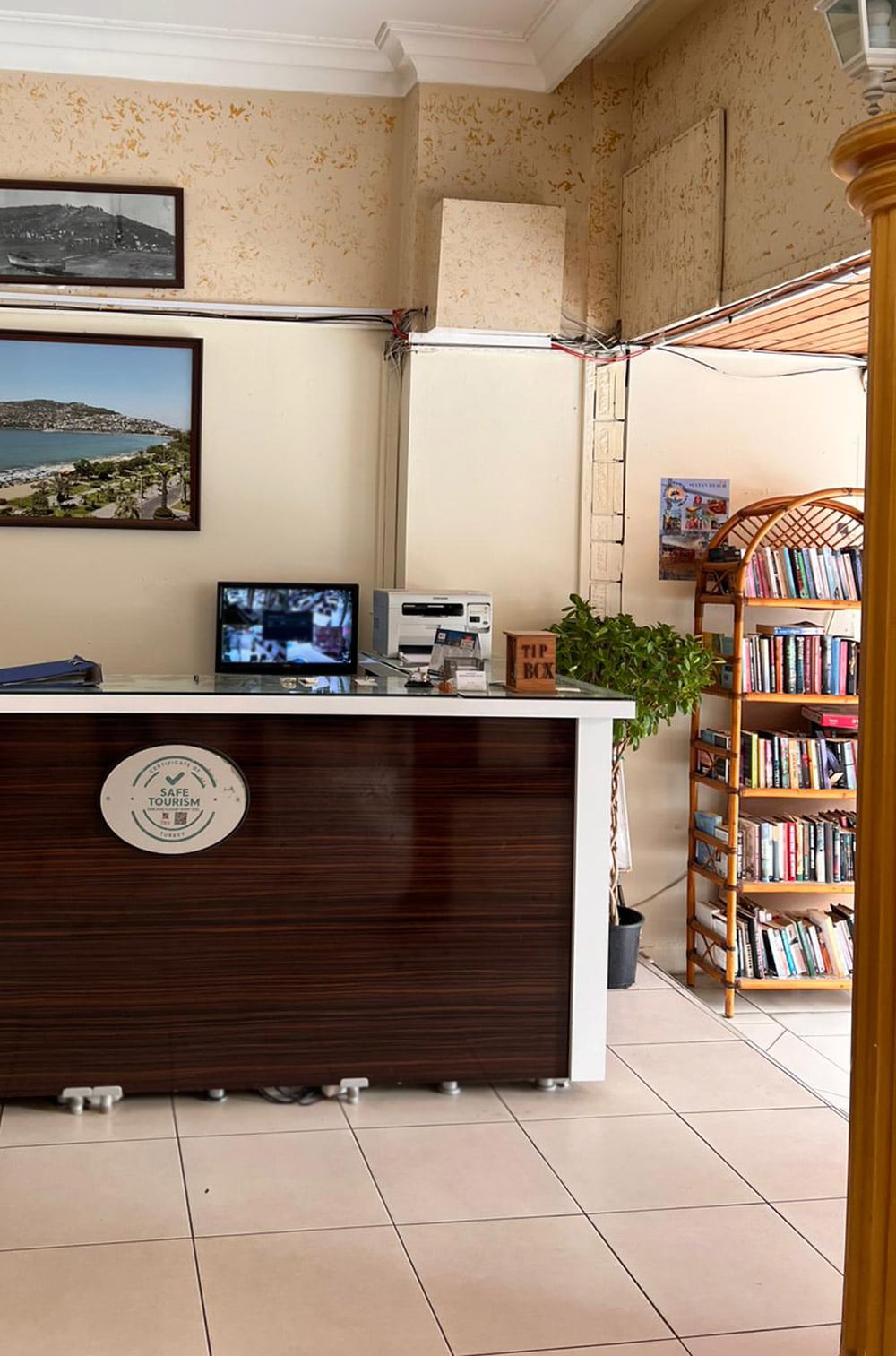 Damlataş Elegant Baronessa Apart Otel'in sıcak ve samimi karşılama hizmeti sunan modern resepsiyon masası